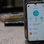 Smartphone affichant une application de suivi d'activité et de sommeil avec pas et durée de sommeil