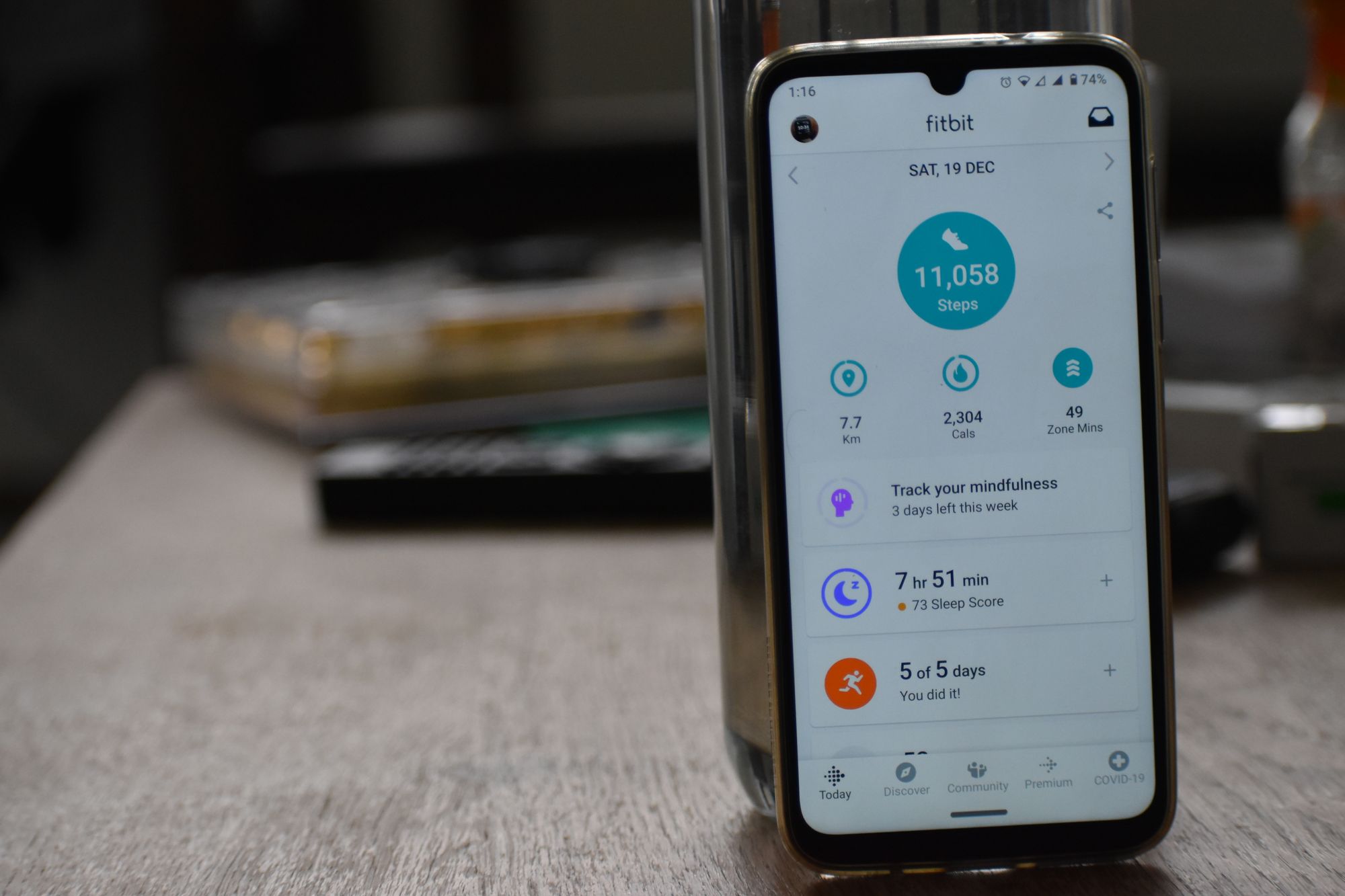 Smartphone affichant une application de suivi d'activité et de sommeil avec pas et durée de sommeil