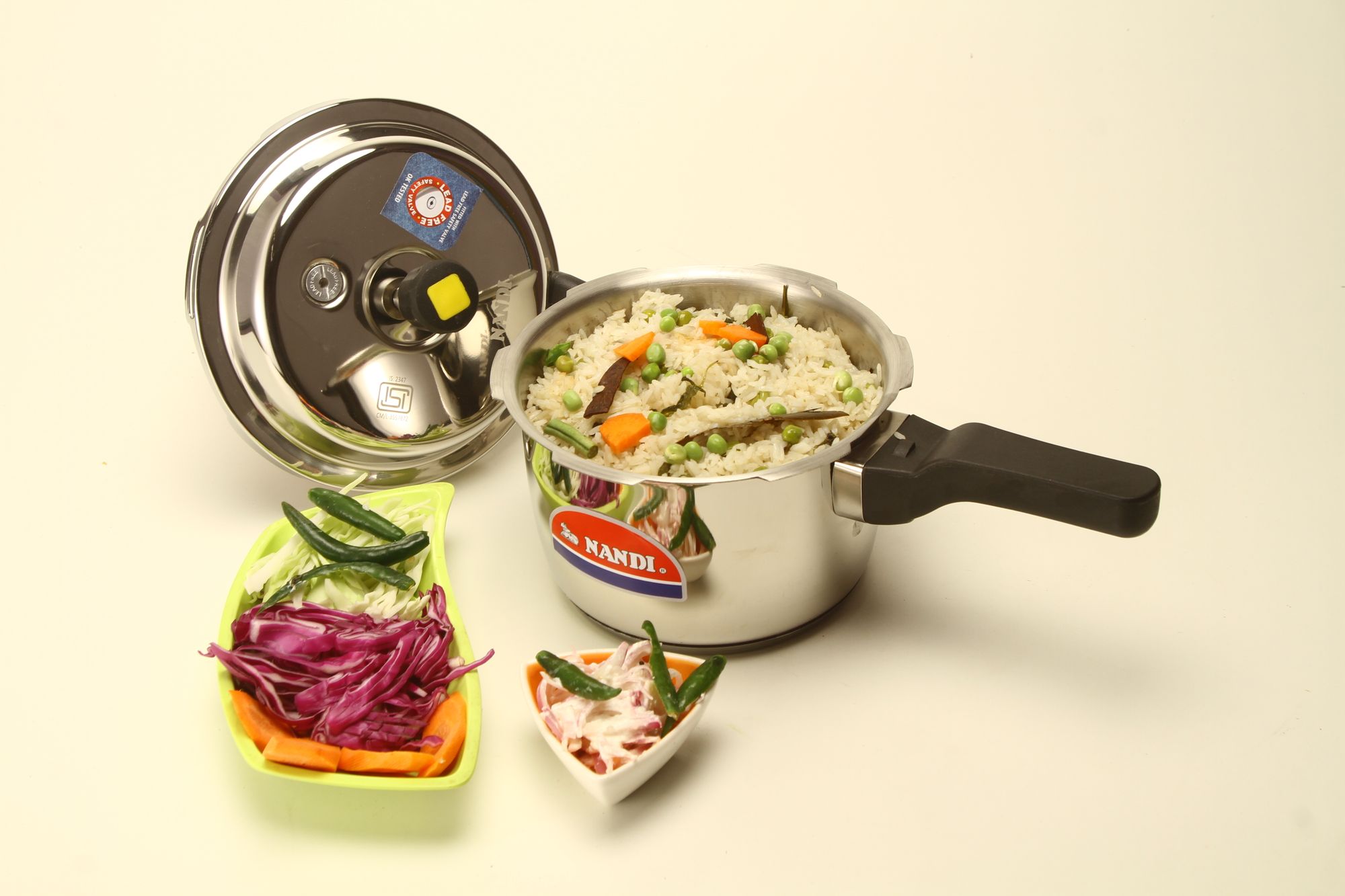 Autocuiseur en inox avec son couvercle, rempli de riz aux légumes
