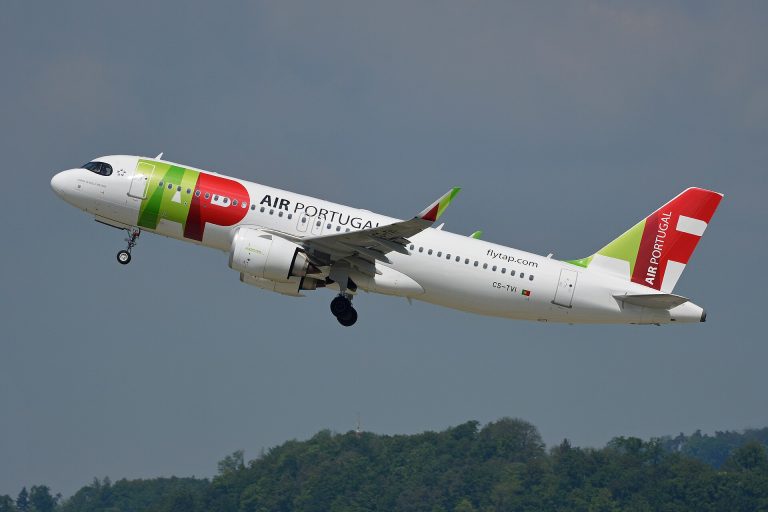 Un Airbus A320 de TAP Air Portugal en vol au décollage