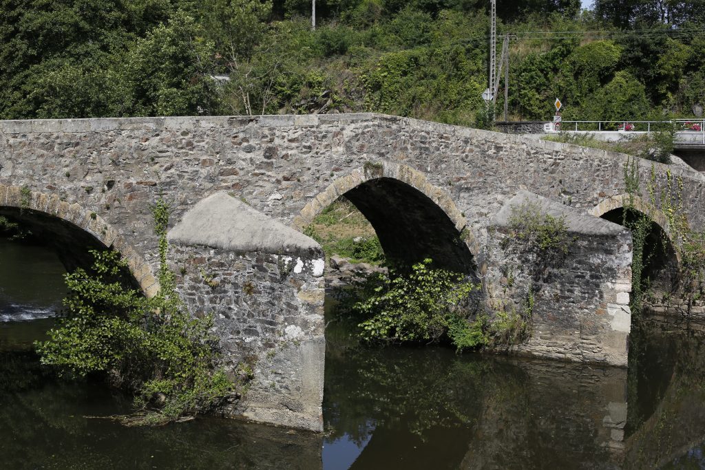 Le pont roman de pierre à arches sur le Célé à Bagnac-sur-Célé