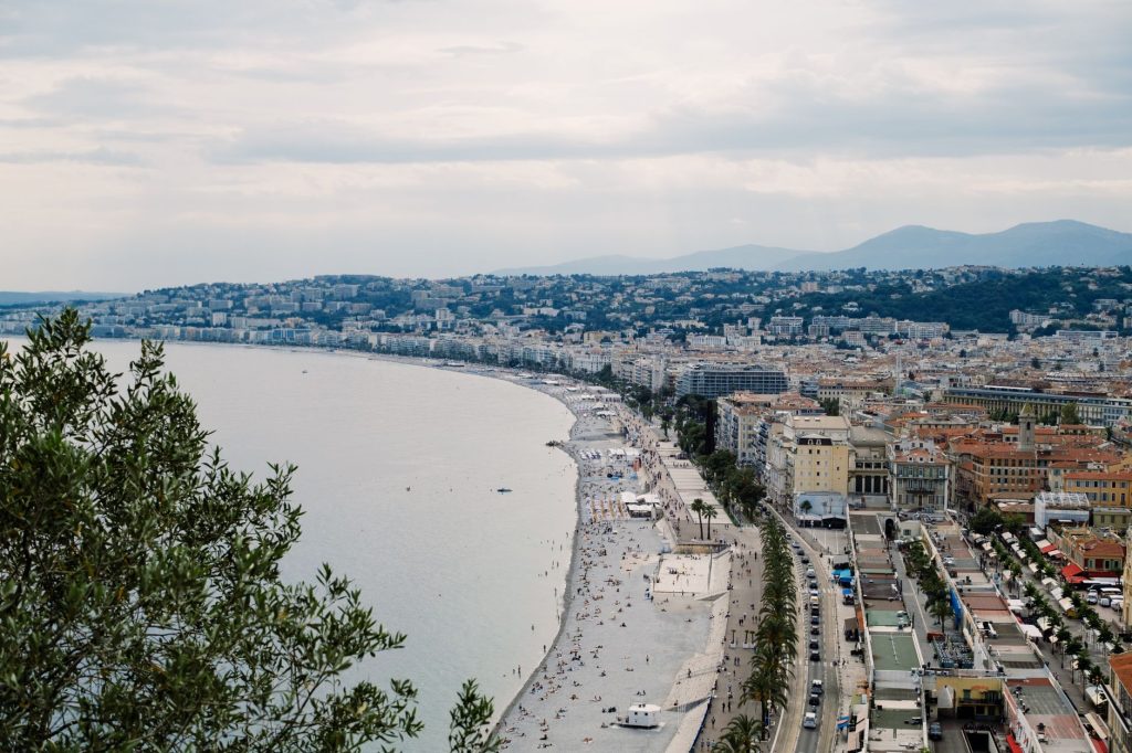 Vue aérienne de la baie des Anges et de la Promenade des Anglais à Nice, avec la mer et la ville