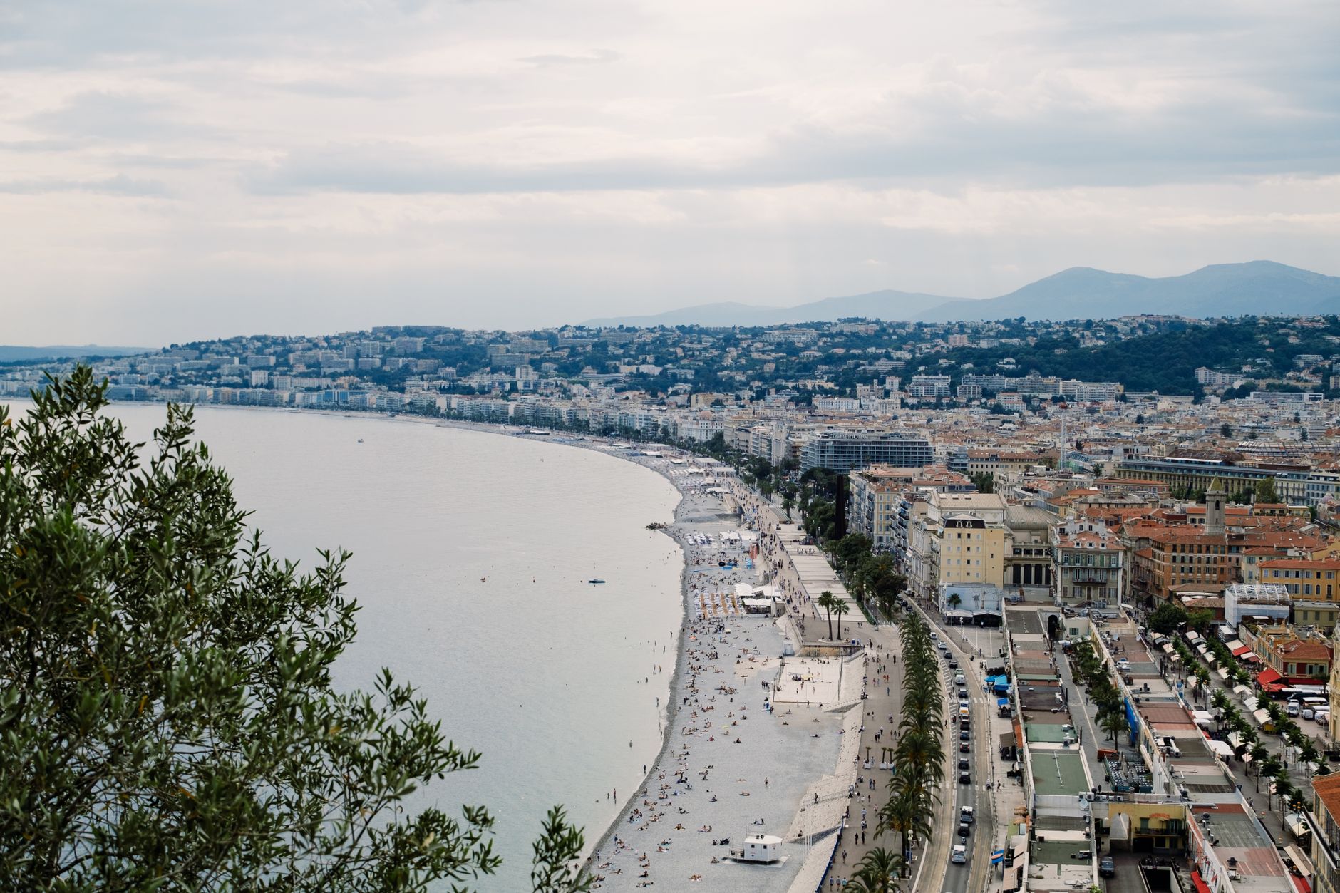 Vue aérienne de la baie des Anges et de la Promenade des Anglais à Nice, avec la mer et la ville