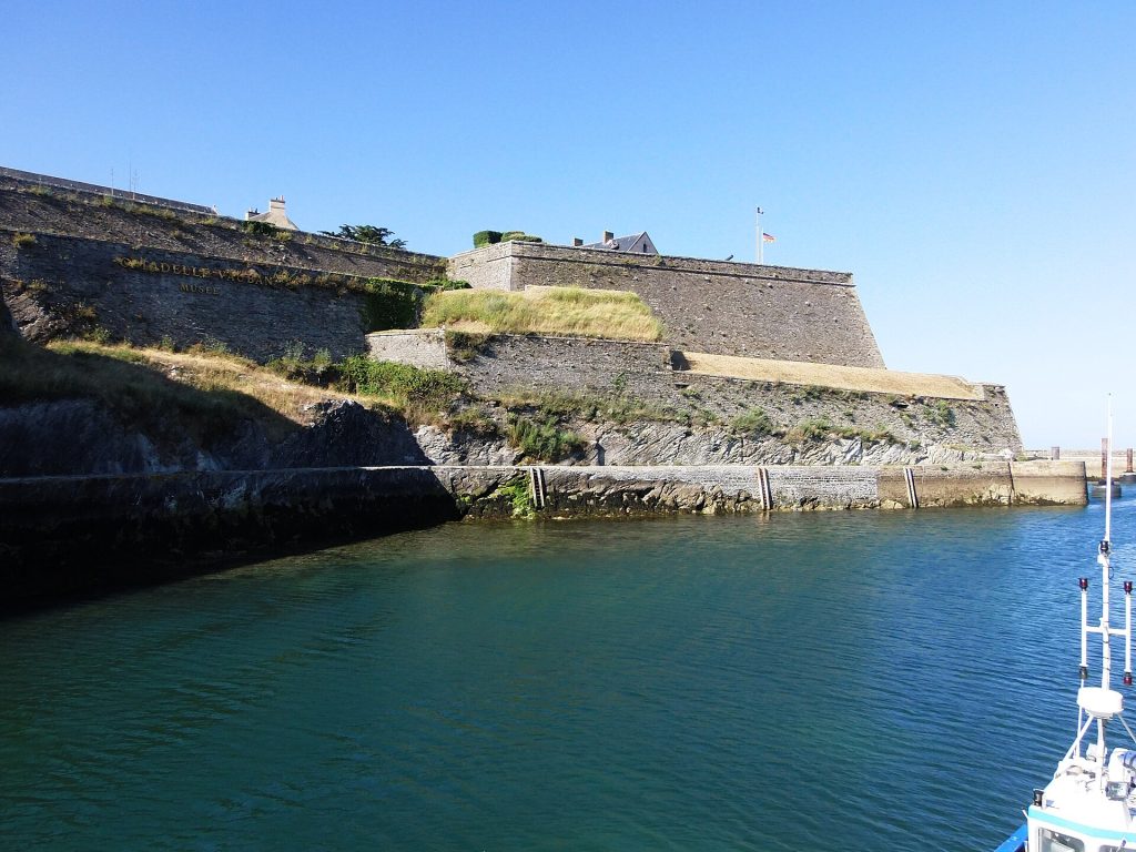 La citadelle Vauban et le port du Palais à Belle-Île-en-Mer, sous un ciel bleu