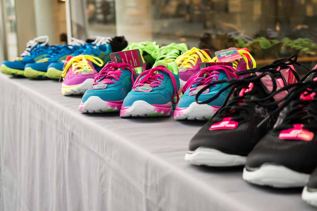Rangée de chaussures de running colorées alignées sur une table