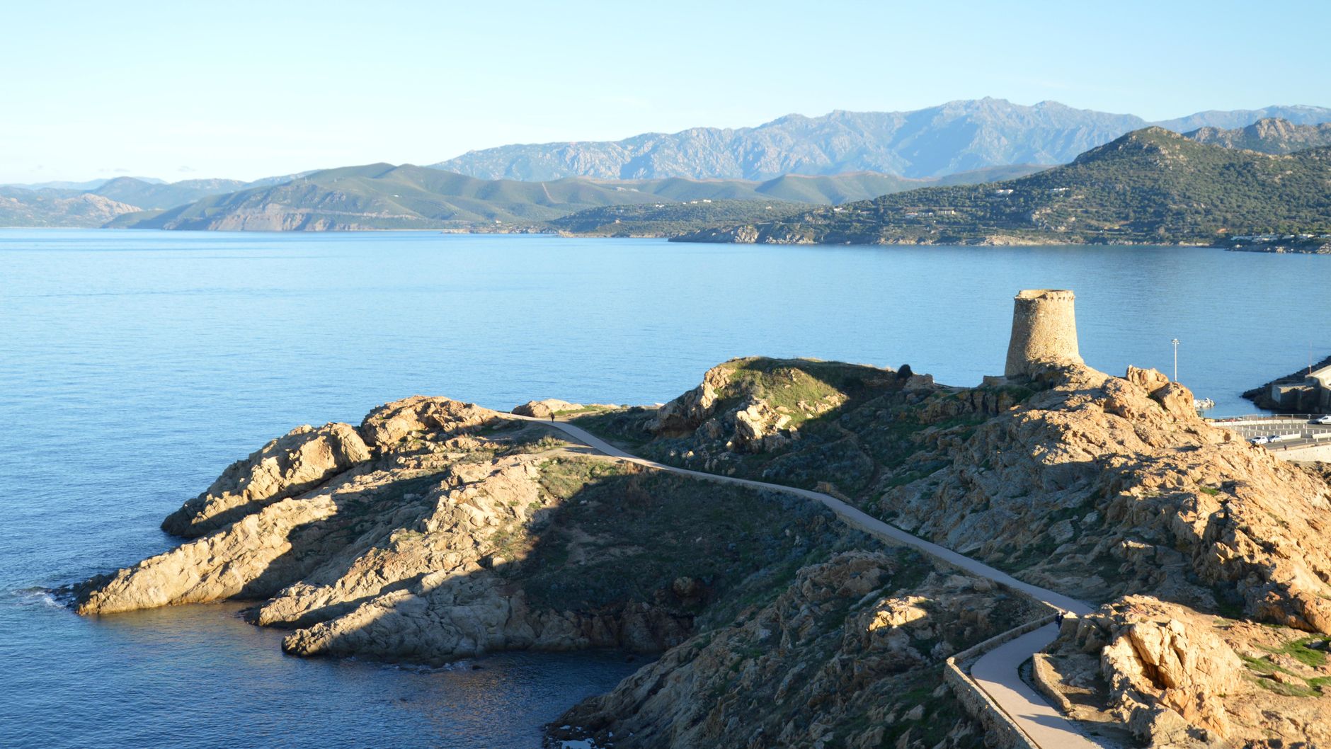 Les lectures incontournables pour explorer la Corse