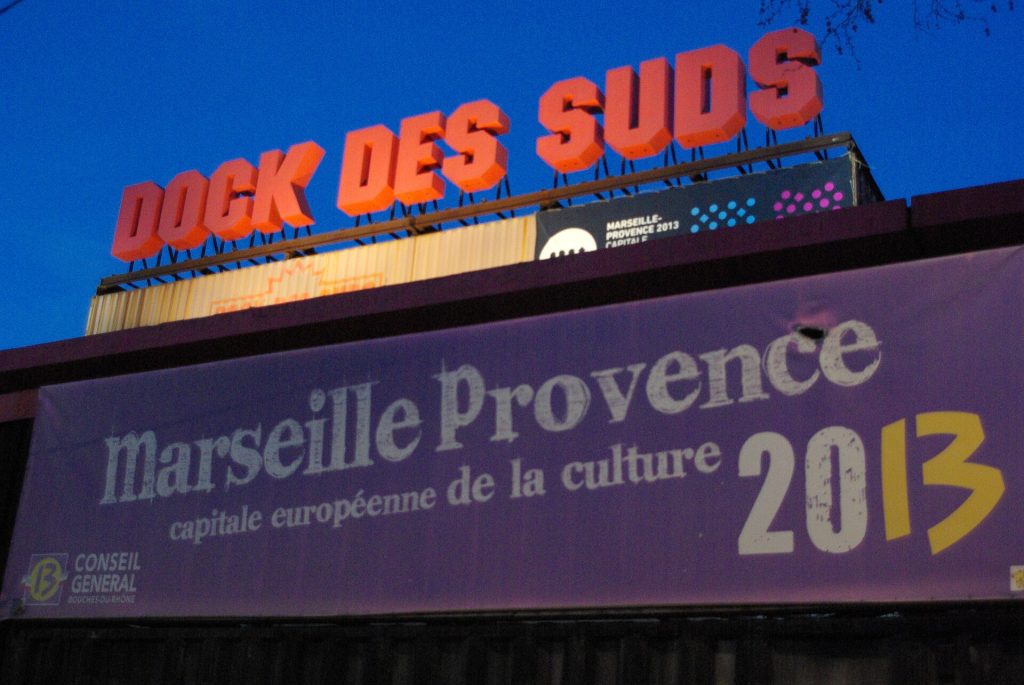 Façade du Dock des Suds à Marseille, lieu de la Fiesta des Suds, au crépuscule
