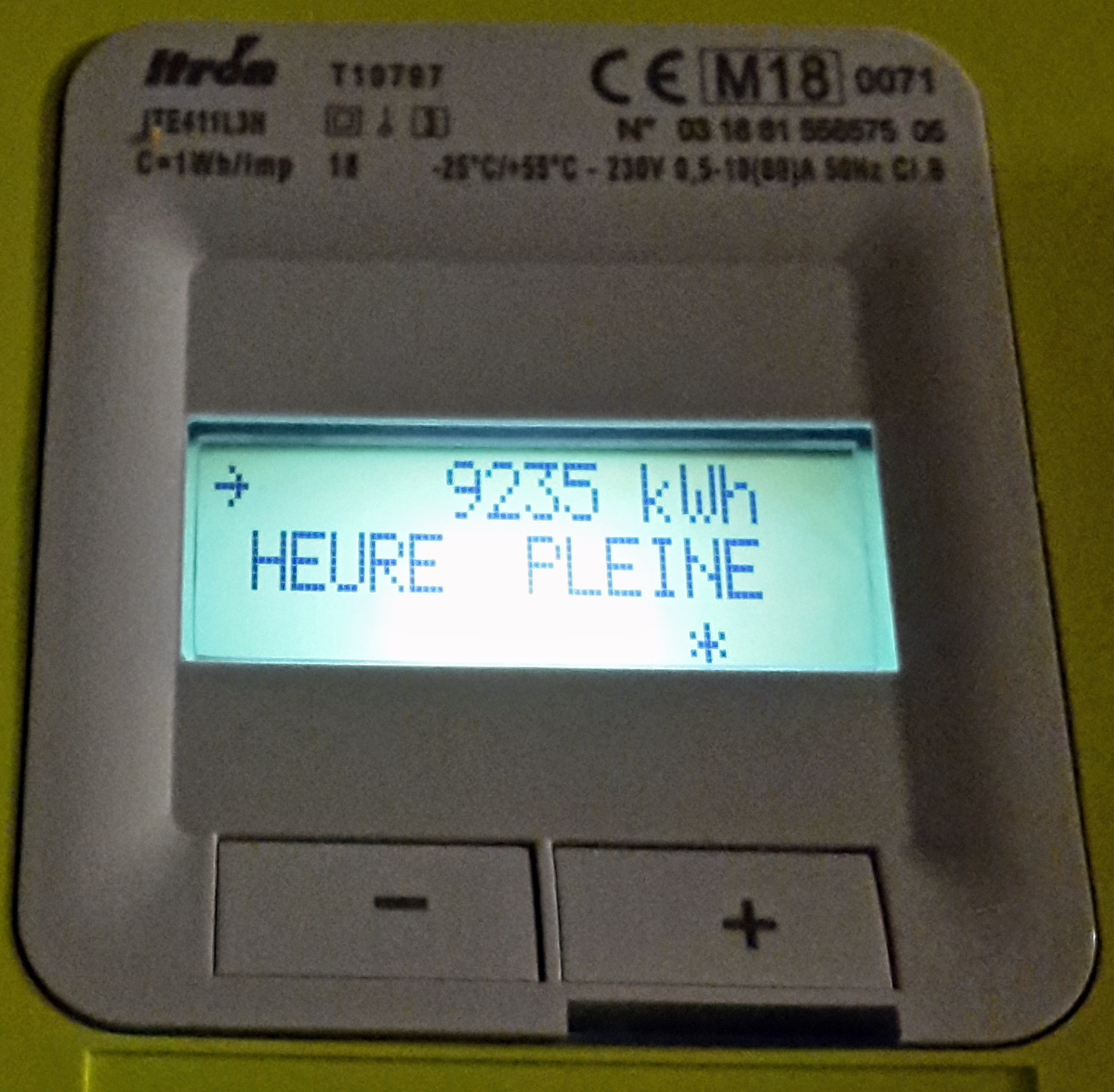 Écran d’un compteur Linky vert affichant 9235 kWh et la mention HEURE PLEINE