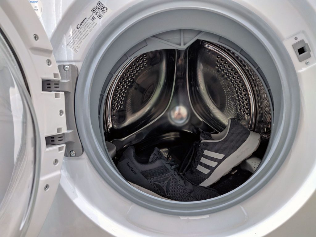 Lave-linge à chargement frontal, porte ouverte sur le tambour