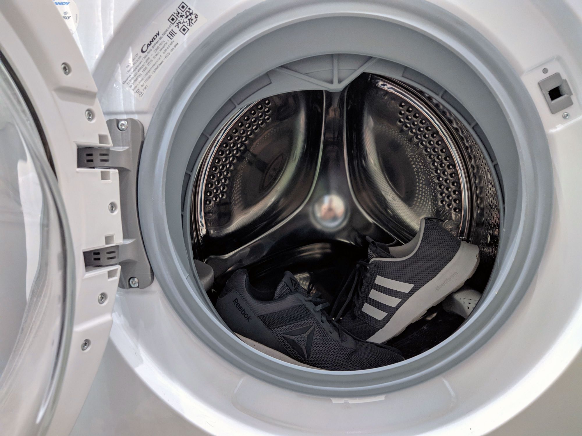 Lave-linge à chargement frontal, porte ouverte sur le tambour