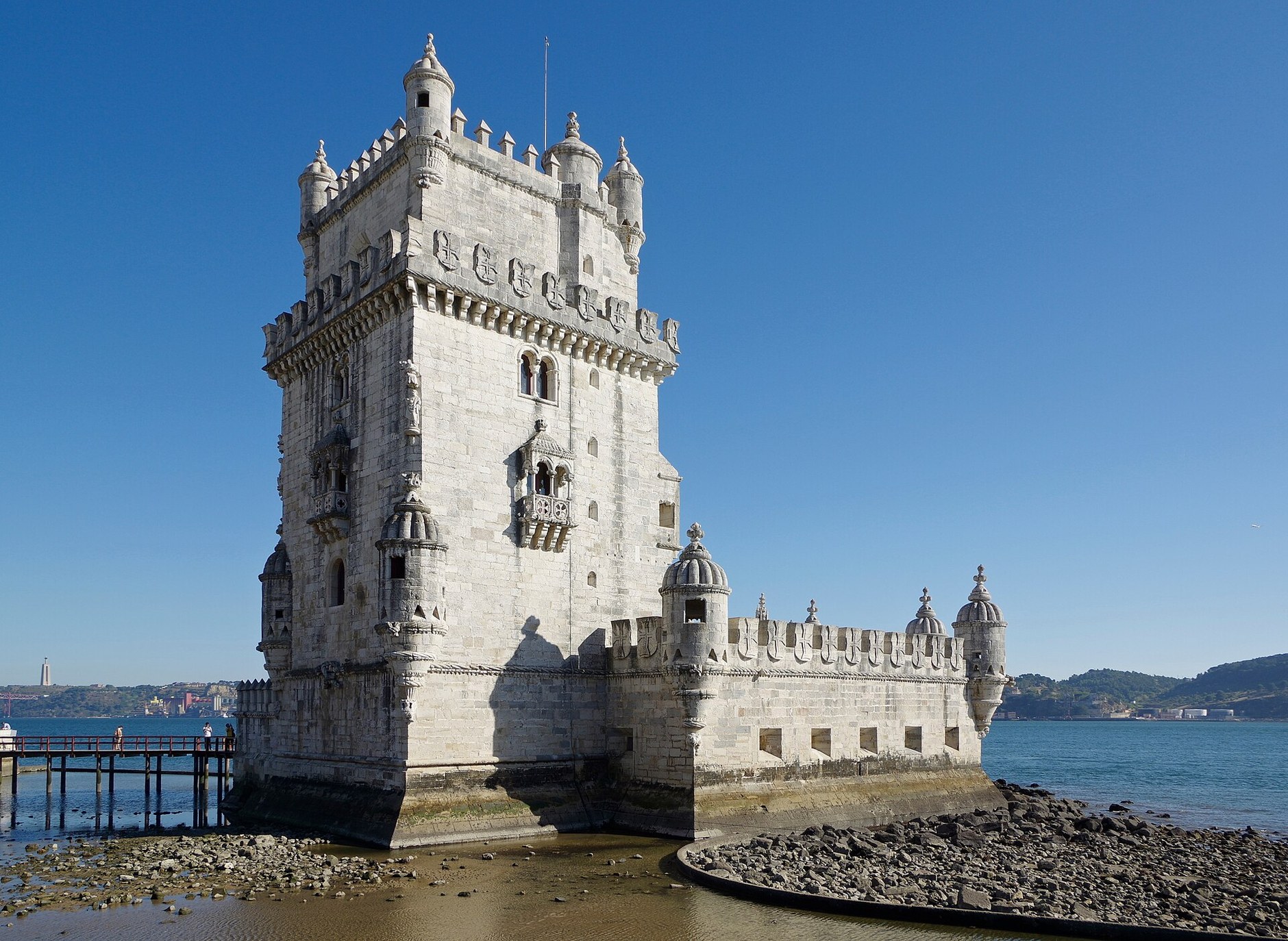 La tour de Belém, tour fortifiée en pierre blanche au bord du Tage, à Lisbonne, sous un ciel bleu