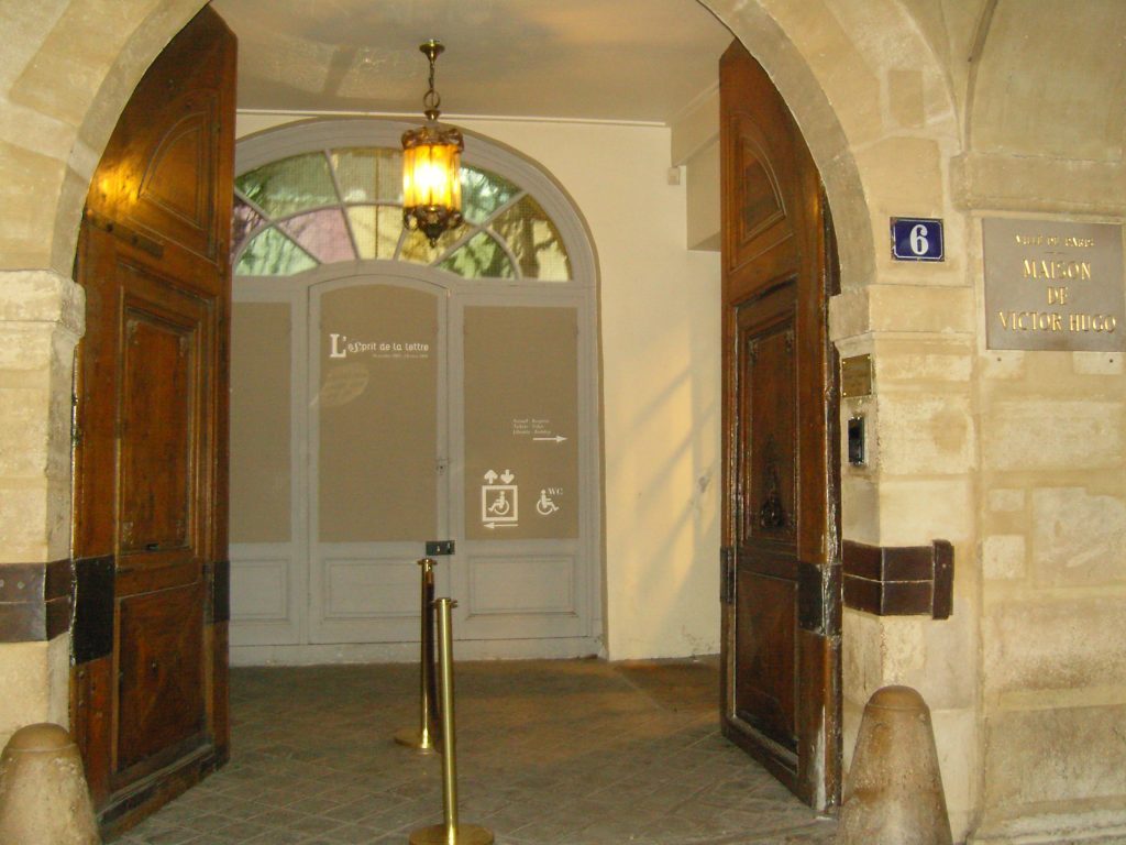 Entrée de la maison de Victor Hugo au numéro 6 de la place des Vosges à Paris, sous les arcades