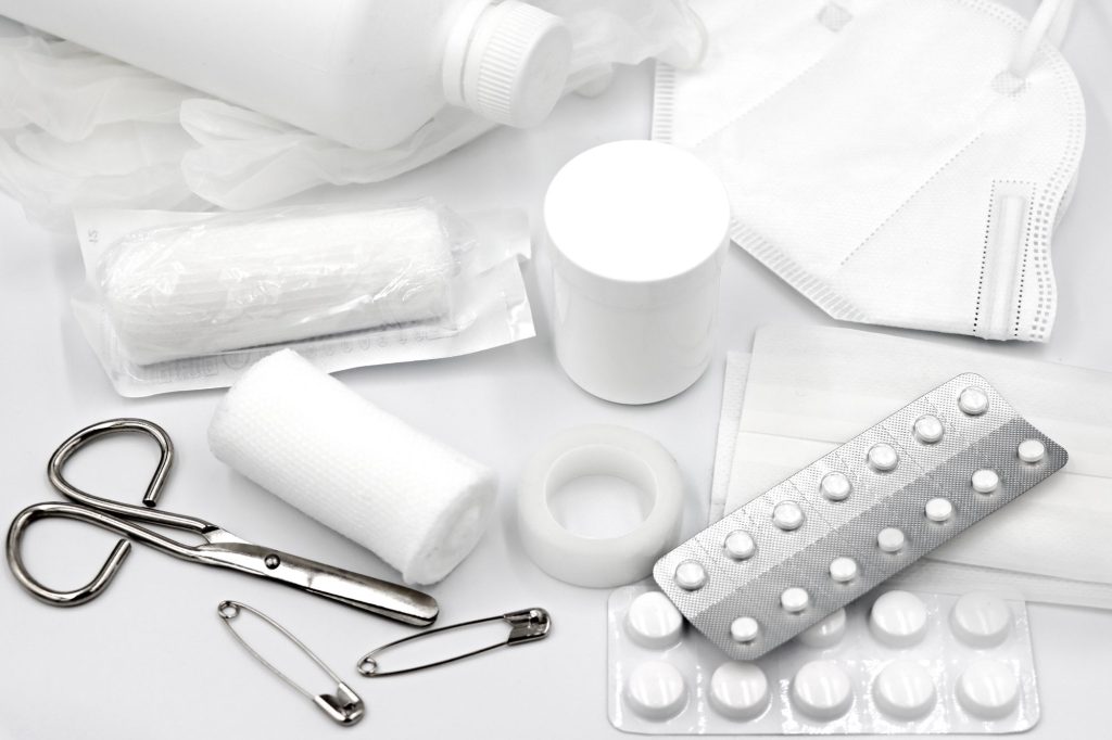 Matériel de premiers secours : bandages, ciseaux, épingles et comprimés