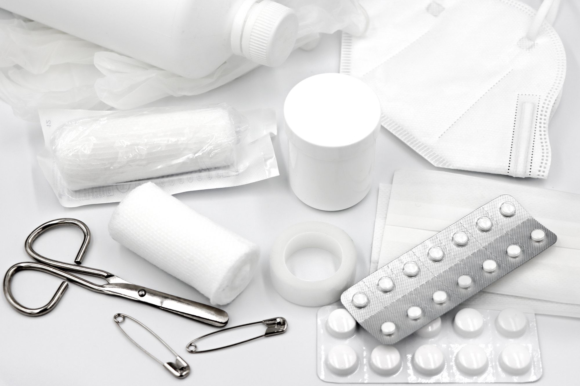 Matériel de premiers secours : bandages, ciseaux, épingles et comprimés