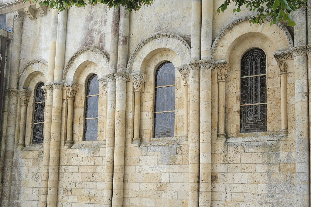 Abside romane de l’église Saint-Hilaire de Melle, dans les Deux-Sèvres, avec ses arcatures et ses fenêtres