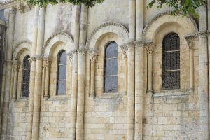 Abside romane de l’église Saint-Hilaire de Melle, dans les Deux-Sèvres, avec ses arcatures et ses fenêtres