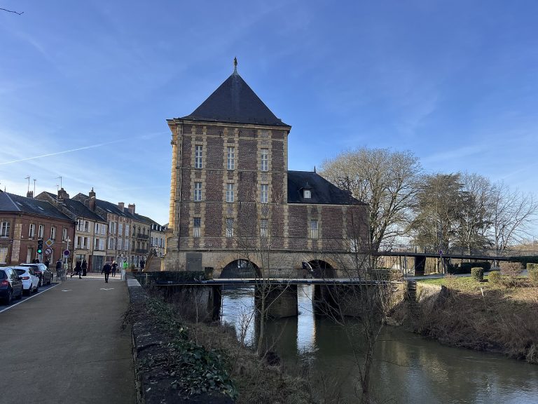 Le Vieux Moulin abritant le musée Arthur Rimbaud, au bord de la Meuse à Charleville-Mézières