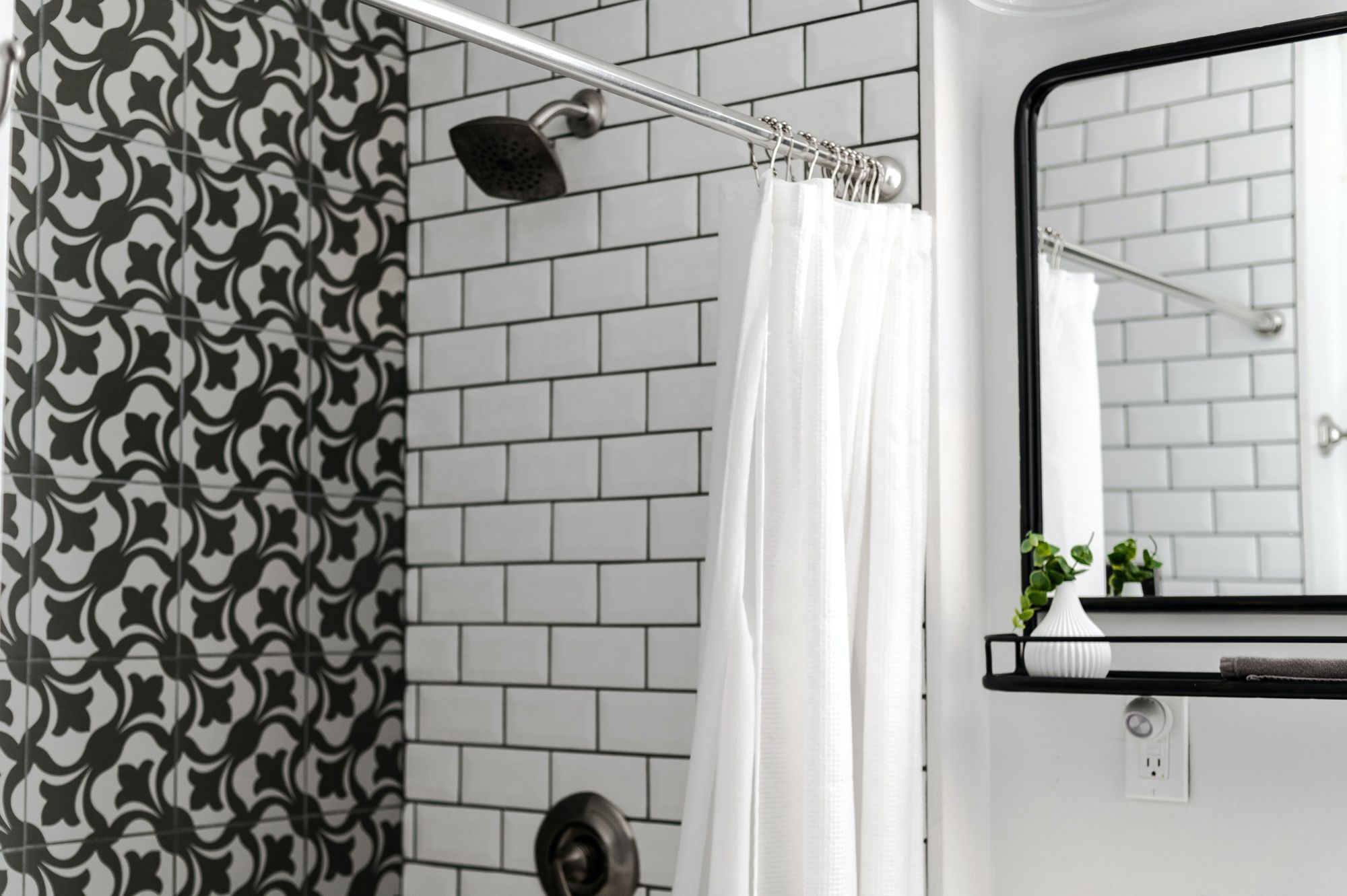 Petite salle de bain avec douche, rideau et carrelage métro blanc