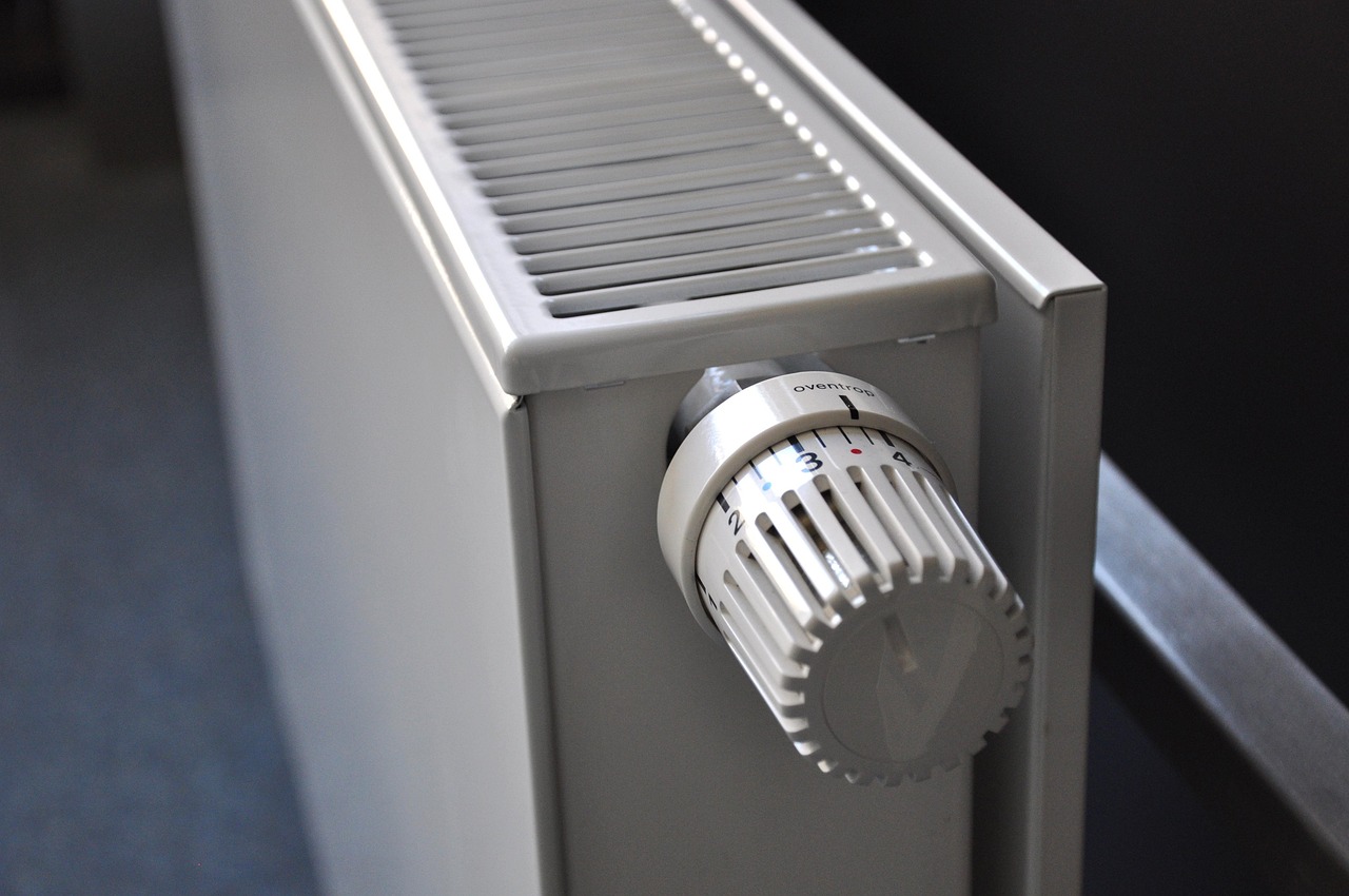 Un radiateur blanc équipé d'un robinet thermostatique