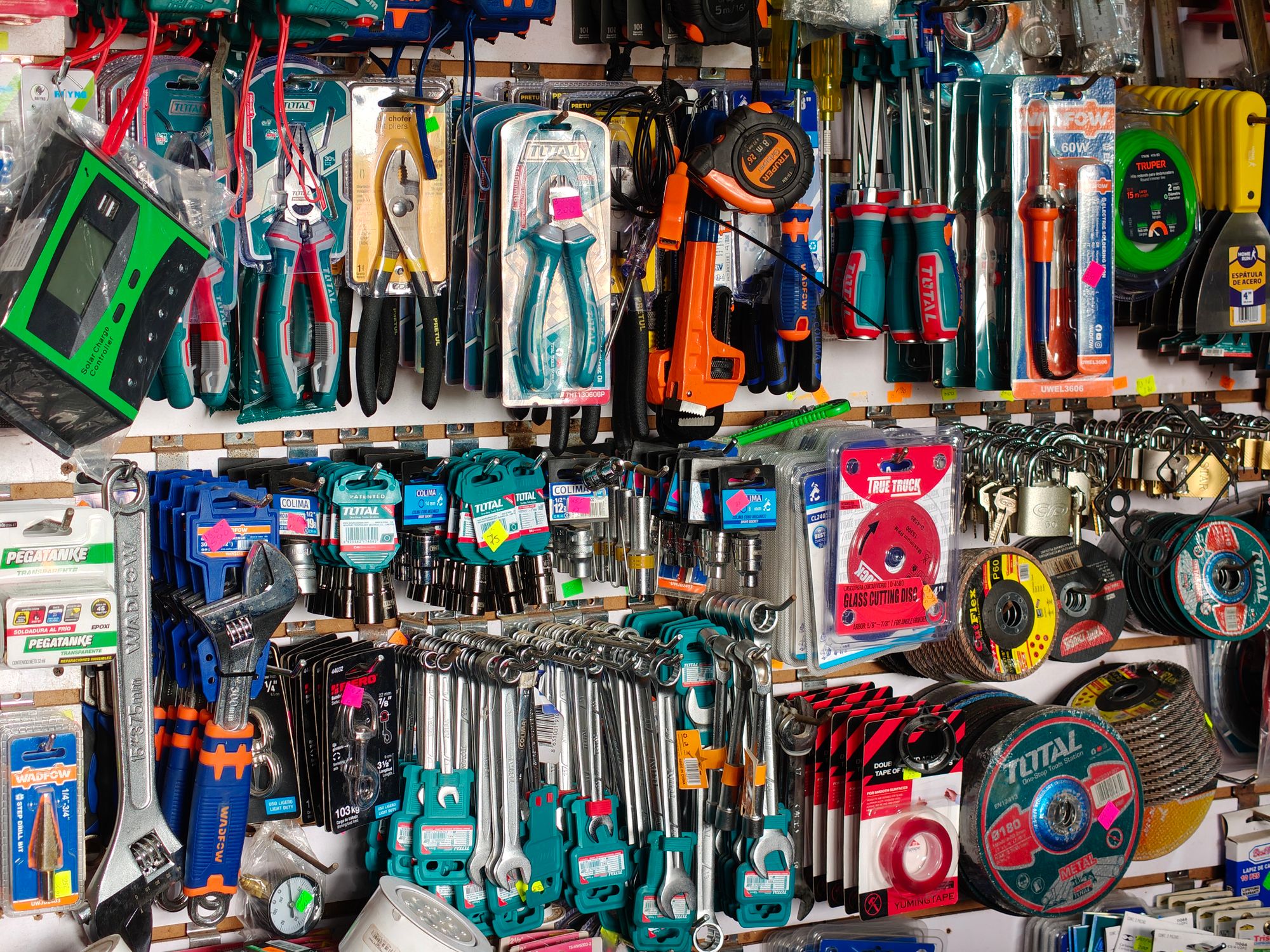 Panneau de magasin de bricolage garni de pinces, tournevis et clés