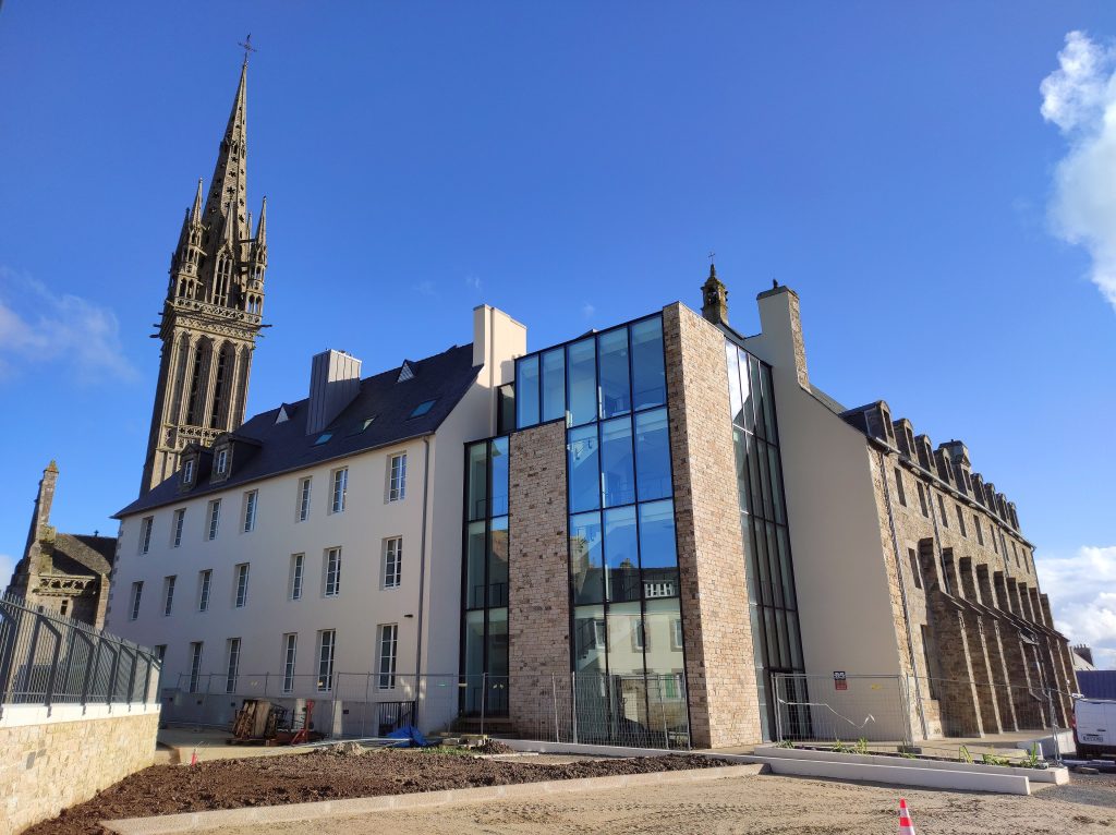 Le clocher du Kreisker dominant le lycée du Kreisker à Saint-Pol-de-Léon, dans le Finistère