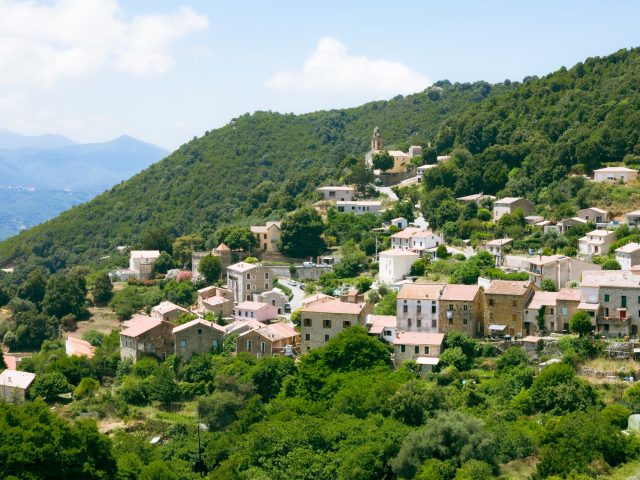 Les lectures incontournables pour explorer la Corse