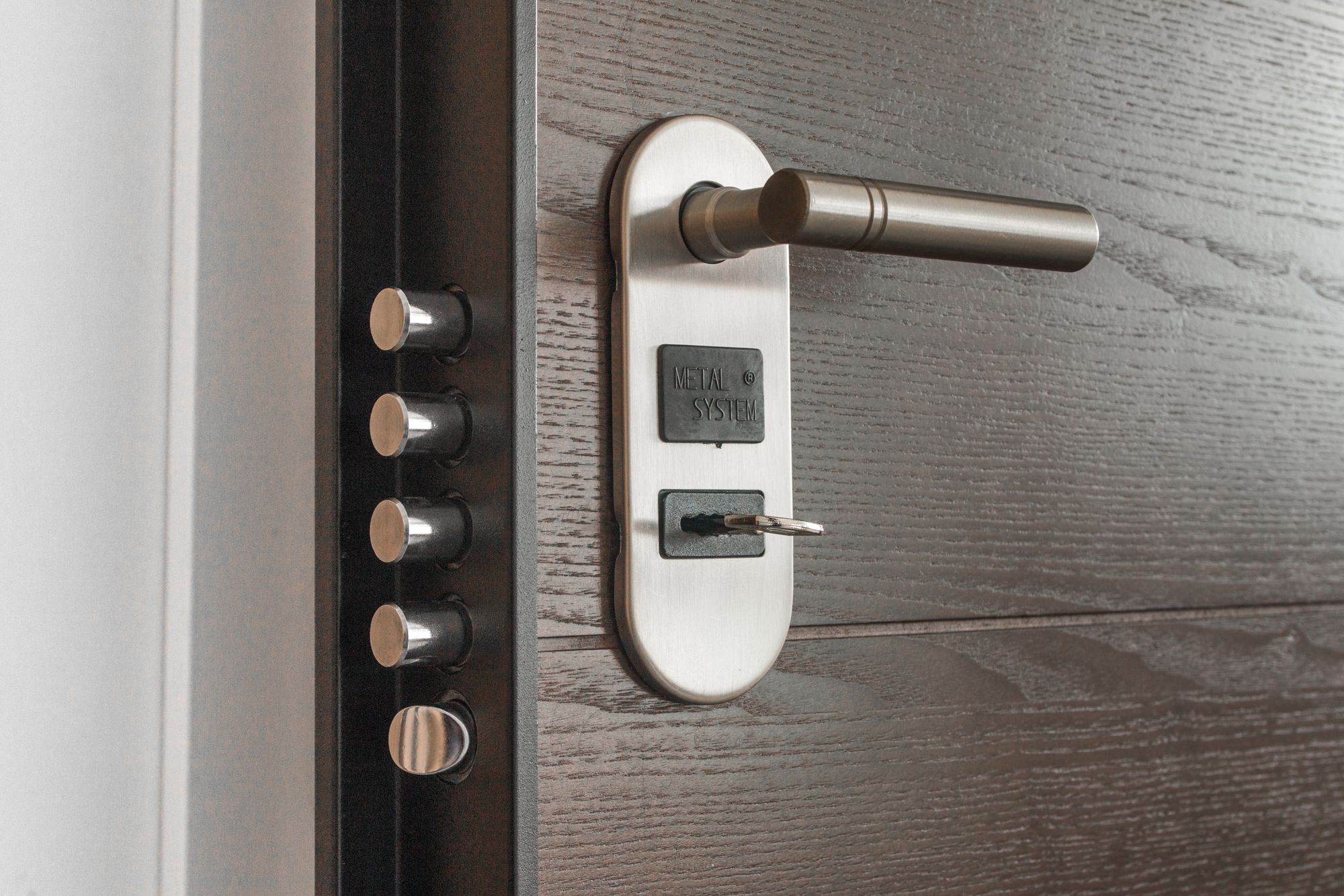 Poignée et serrure multipoints d'une porte d'entrée avec la clé dans le barillet