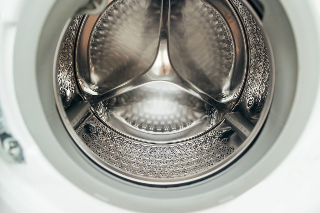 Intérieur inox d'un tambour de lave-linge à chargement frontal