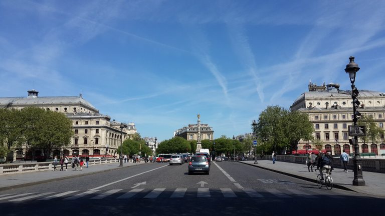 Le Théâtre du Châtelet et la place du Châtelet à Paris, vus depuis le pont sous un ciel bleu