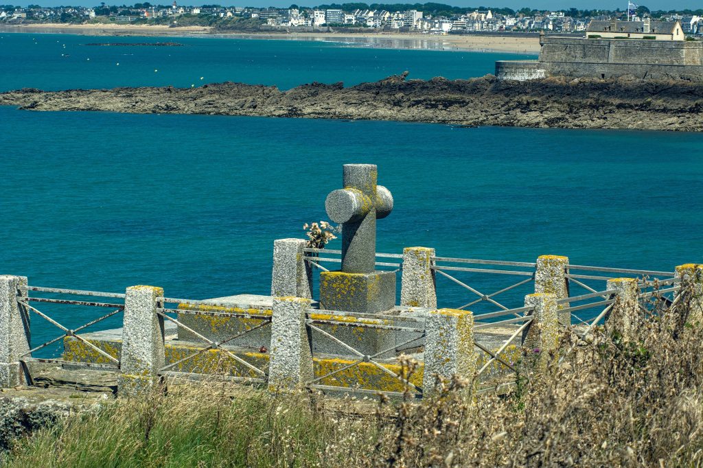 Le tombeau de Chateaubriand, une croix de granit entourée de murets, sur l'île du Grand Bé face à la mer à Saint-Malo