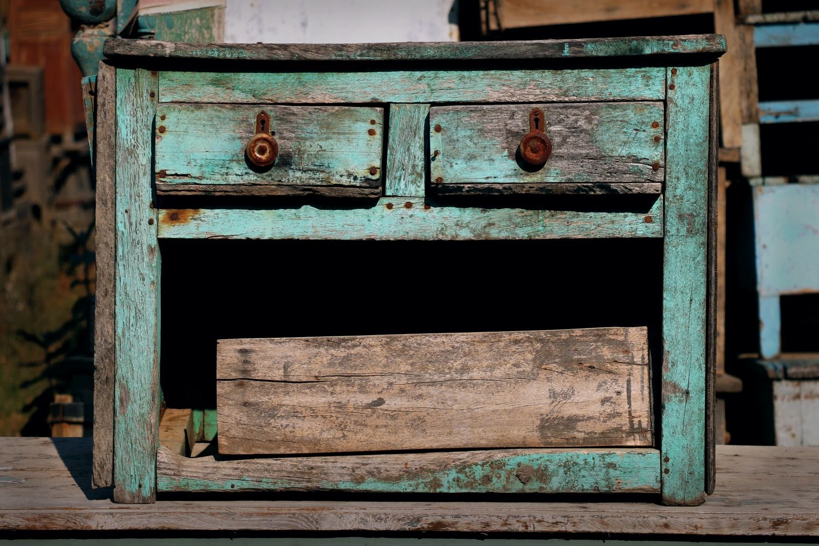 Vieille commode en bois à deux tiroirs, à la peinture turquoise écaillée