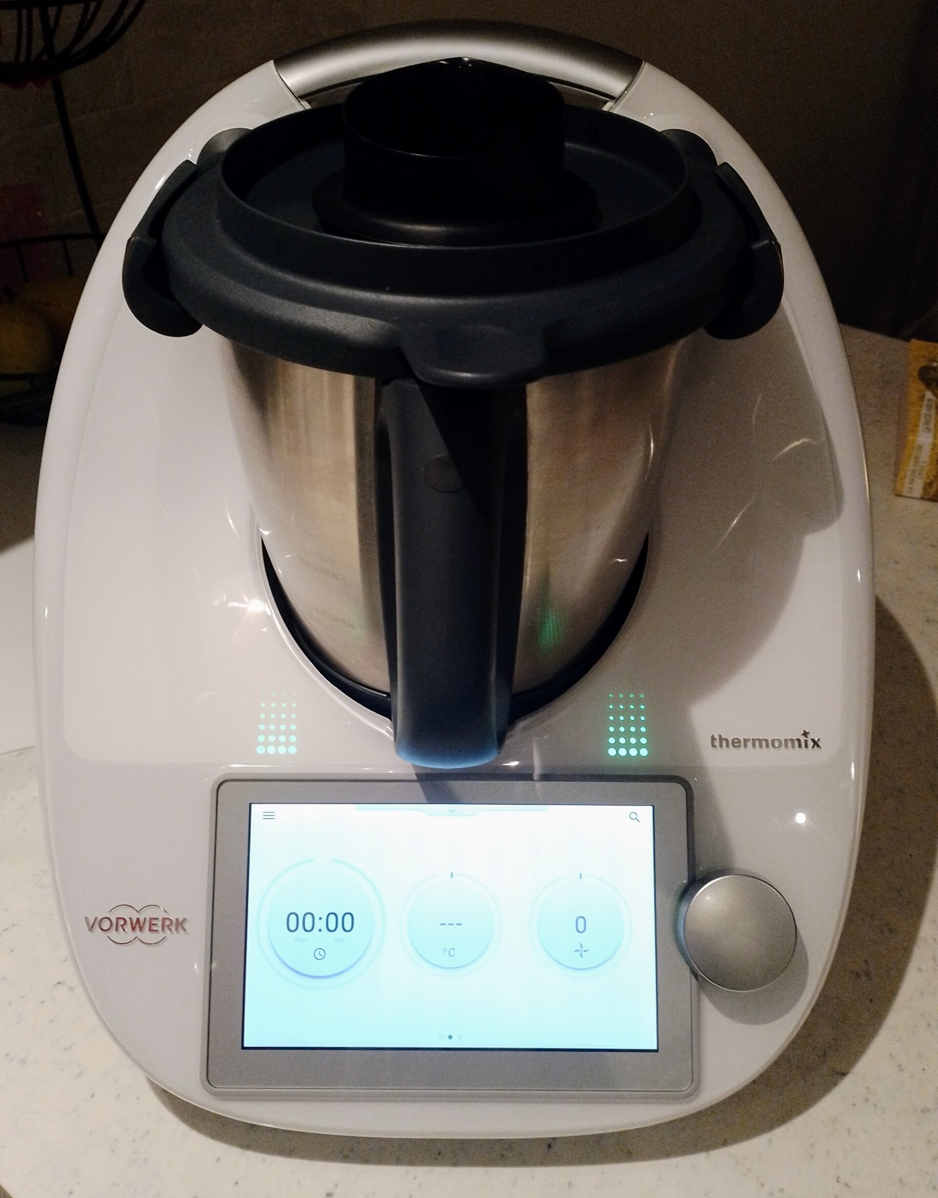 Robot de cuisine Thermomix TM6 blanc vu de dessus, avec son bol en inox et son écran tactile affichant 00:00
