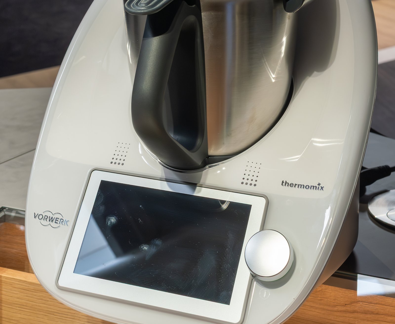 Gros plan sur un Thermomix TM6 : bol en inox, écran tactile et bouton de commande