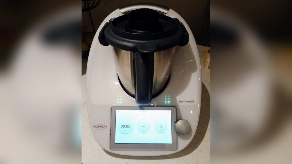 Robot cuiseur Thermomix TM6 posé sur un plan de travail de cuisine, bol en inox et écran tactile affichant 00:00